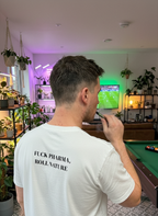 FUCK PHARMA ROLL NATURE UGC BILD mit Mann. T-Shirt weiß 