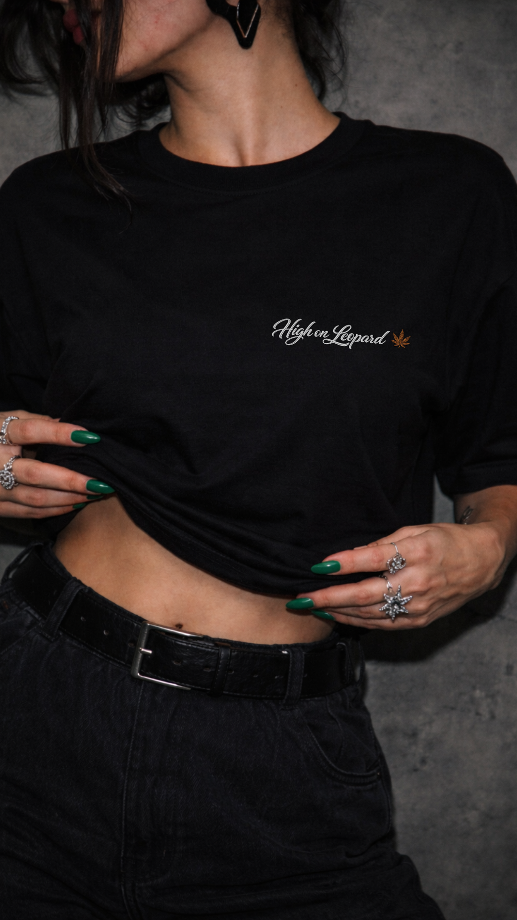 Alltagsszene: Cannabis T-Shirt Leo Print getragen