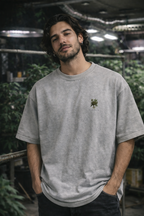 Oversize Cannabis T-Shirt Cannabrain getragen im Alltag, Streetwear für fokussierte Stoner