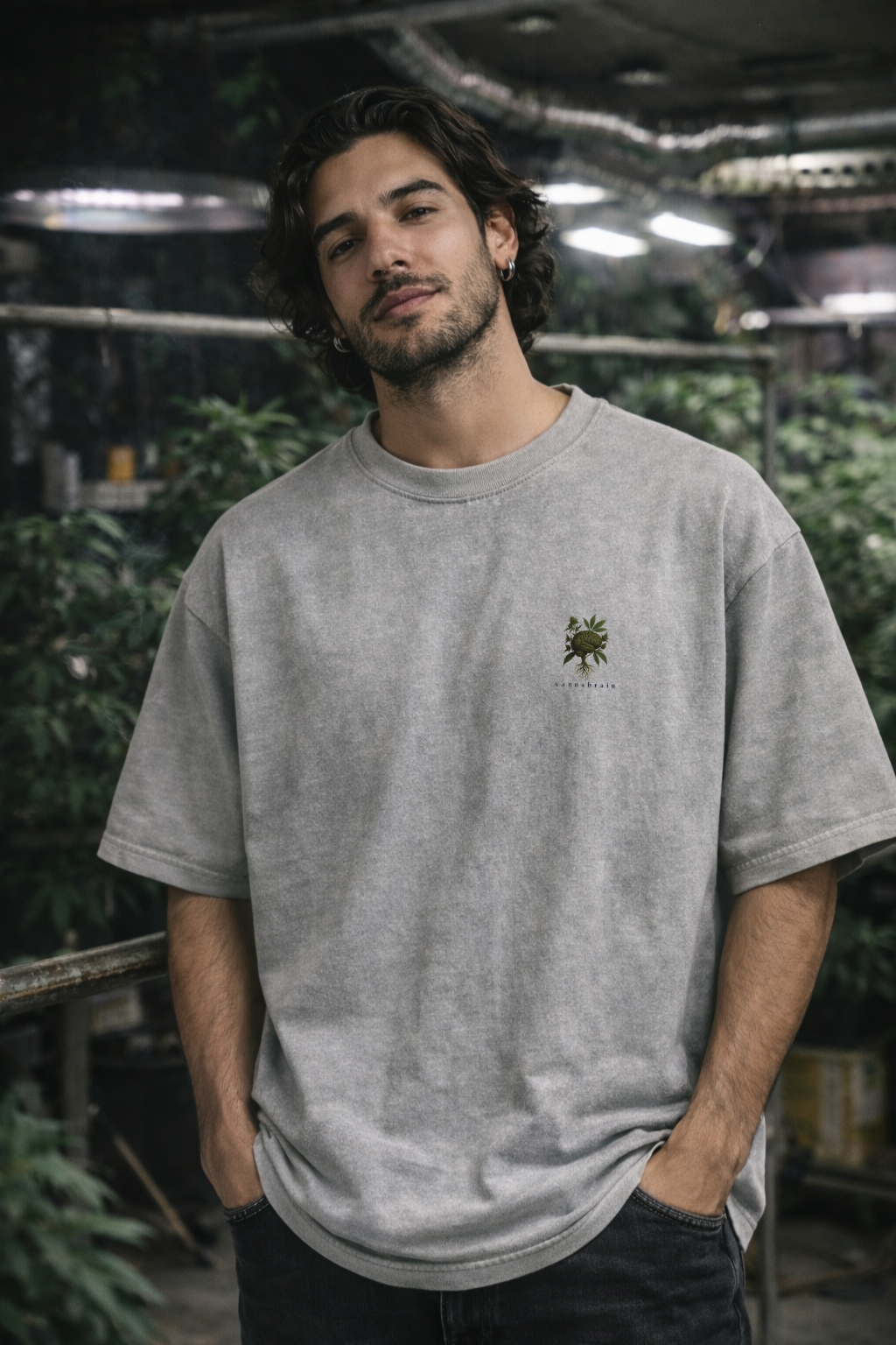 Oversize Cannabis T-Shirt Cannabrain getragen im Alltag, Streetwear für fokussierte Stoner