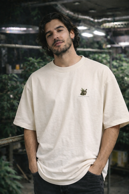 Oversize Cannabis T-Shirt Cannacuisine im Alltag getragen, Streetwear für Köche und Edibles Lover