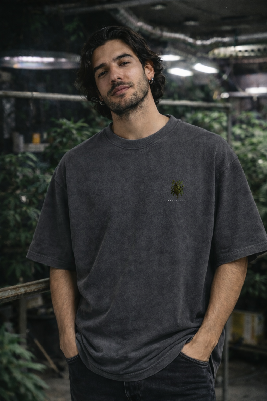 Oversize Cannabis T-Shirt Cannaheart im Alltag getragen, Streetwear für Gefühl und Achtsamkeit
