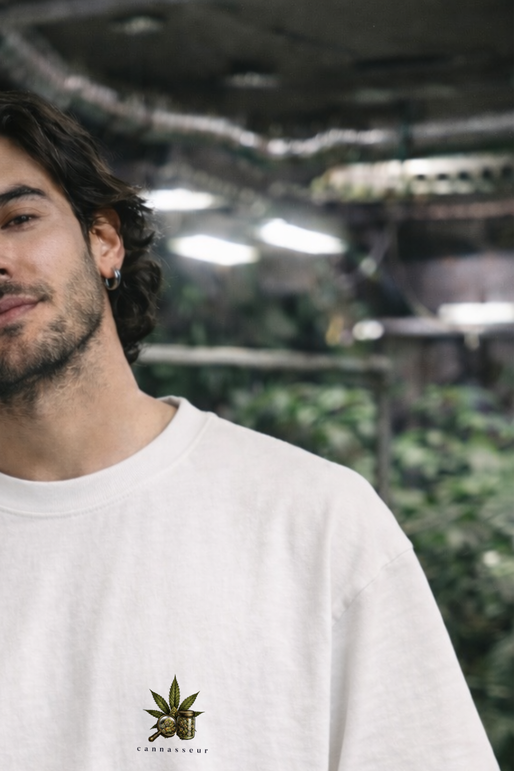 Detailaufnahme Oversize Weed T-Shirt, hochwertiger Stoff und entspannter Streetwear Fit für Stoner Lifestyle