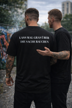 Backprint Cannabis T-Shirt mit deutschem Stoner Statement Lass mal Gras über die Sache rauchen