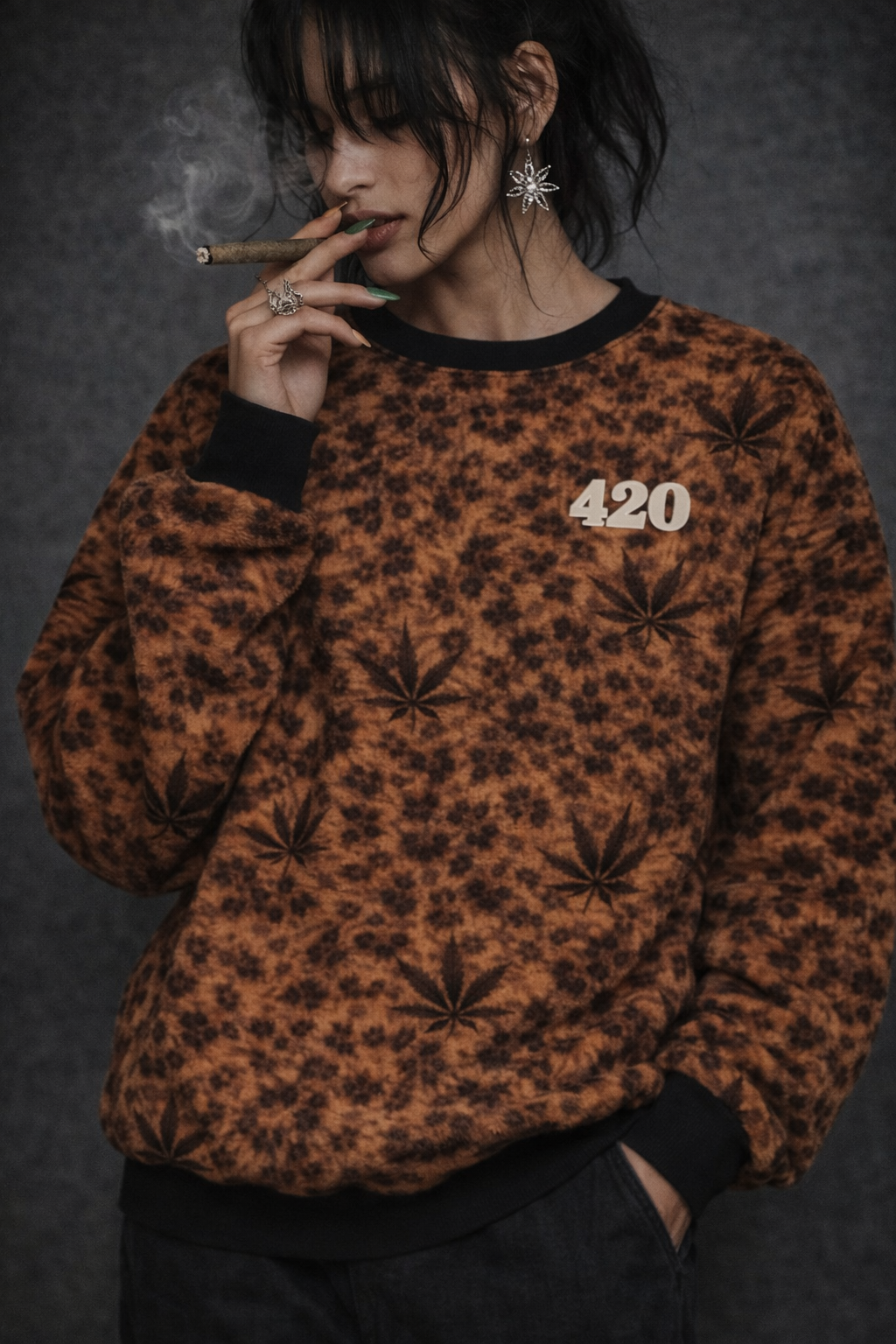 Leo Print Cannabis Sweatshirt getragen im Alltag, Baddie Stoner Girl Style
