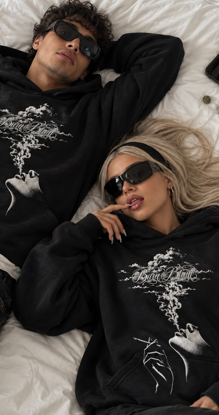 Mann und Frau tragen Burn The Blunt Oversize Hoodies von BlazeBae