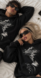 Mann und Frau tragen Burn The Blunt Oversize Hoodies von BlazeBae